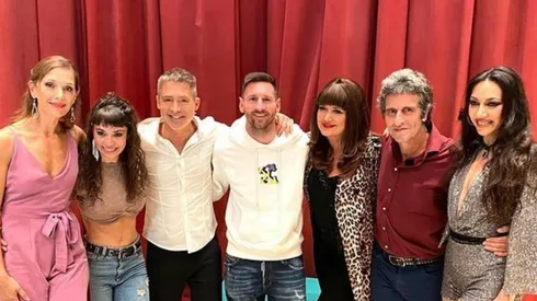 Lio Messi compartiendo con todo el elenco de la obra de teatro "Inmaduros".