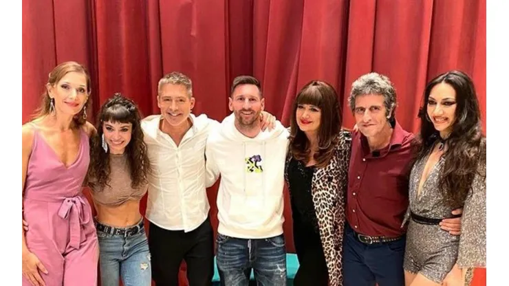 Lio Messi compartiendo con todo el elenco de la obra de teatro "Inmaduros".