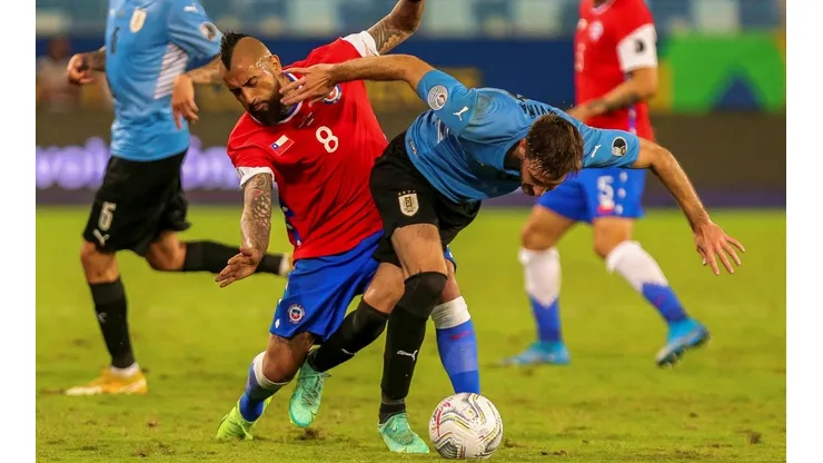 Arturo Vidal mantiene buenas relaciones con varios seleccionados uruguayos, pero en la cancha es otra cosa