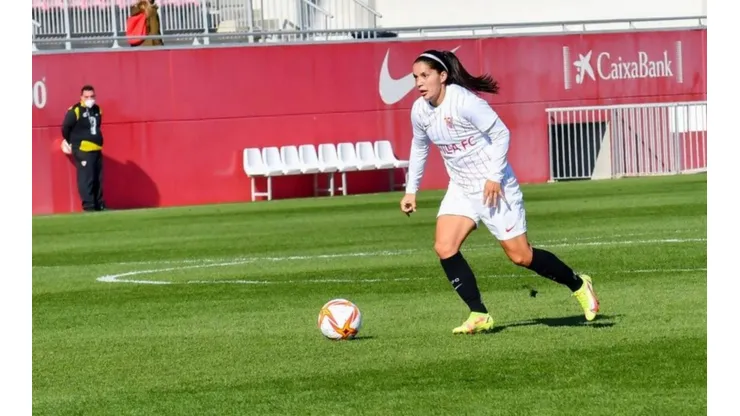 Karen Araya sacó un verdadero bombazo desde un lanzamiento de esquina y festejó un notable gol olímpico para sellar la goleada de Sevilla sobre el Eibar.