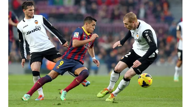 Alexis Sánchez estuvo tres temporadas en el fútbol español y puede repetir la experiencia con la camiseta del Valencia