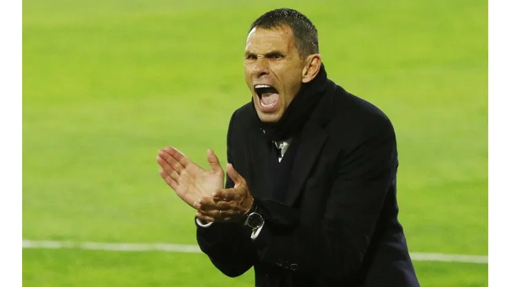 El ex entrenador de la UC vivió su primer partido como adiestrador de la selección griega de fútbol y celebró ante Rumania.