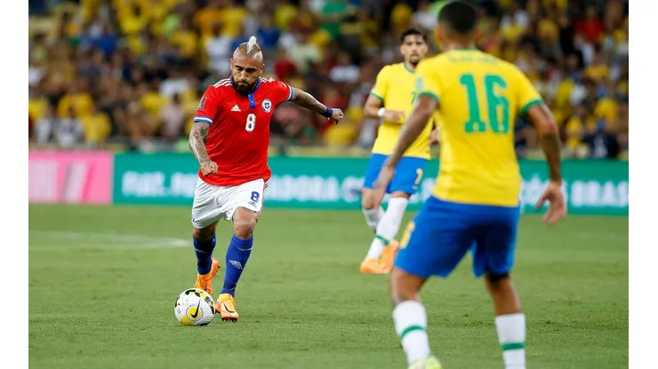 Arturo Vidal terminó complicado el choque con Brasil