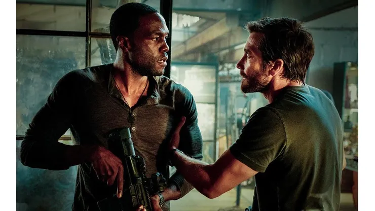 Yahya Abdul Mateen II y Jake Gyllenhaal interpretan a dos hermanos en Ambulancia.