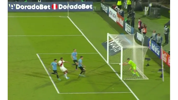 Miguel Trauco pudo haber transformado el gol que le daba el empate a Perú.
