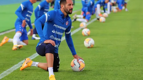 Mauricio Isla acumula 135 partidos oficiales con la selección chilena y es uno de los grandes de la historia de la Roja