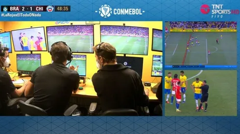 El momento en que el VAR determina anular el gol de Arturo Vidal.