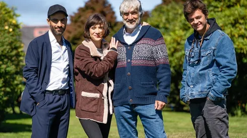 Francisco Reyes junto a Gabriel Cañas, Daniela Ramírez y Simón Pesutic, en las grabaciones de La Ley de Baltazar, la nueva teleserie de Mega.