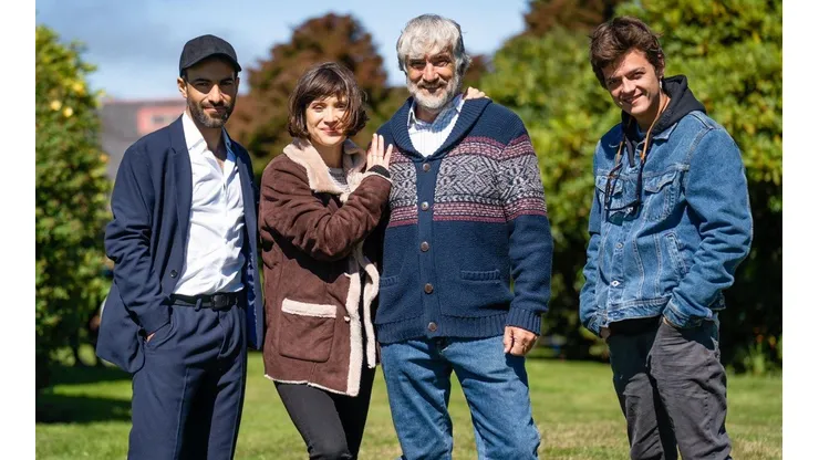 Francisco Reyes junto a Gabriel Cañas, Daniela Ramírez y Simón Pesutic, en las grabaciones de La Ley de Baltazar, la nueva teleserie de Mega.