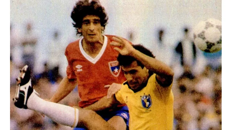 Manuel Pellegrini no le da espacios al reputado Careca en el empate entre Chile y Brasil en el estadio Pinheirao de Curitiba, el 7 de mayo de 1986
