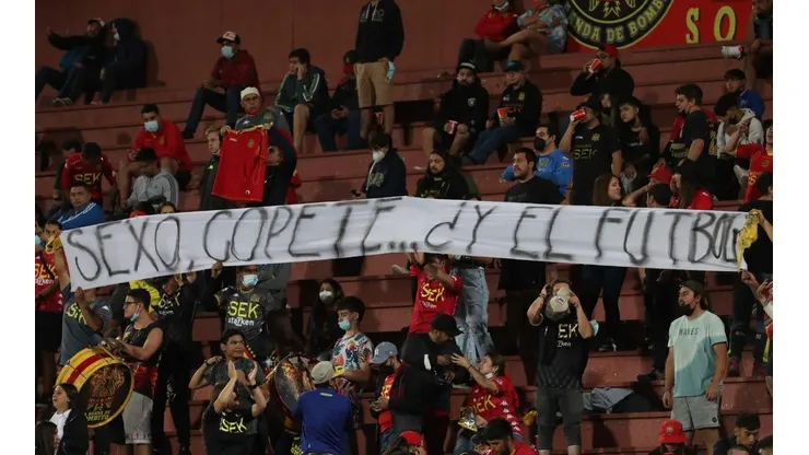 El lienzo desplegado en la barra de Unión Española con la molestia de sus hinchas.