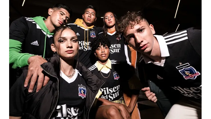 Con una producción que incluyó valores masculinos y femeninos, Colo Colo presentó su nueva camiseta away adidas de color negro