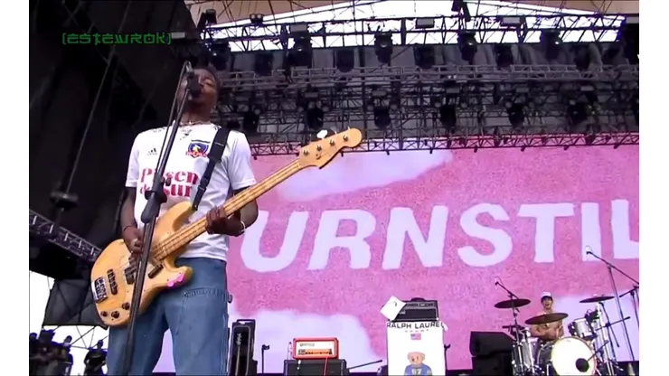 Frank Lyons se lució con la camiseta de Colo Colo en la actuación de Turnstile en Lollapalooza