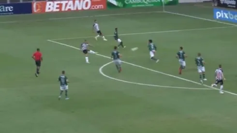 Edu Vargas sacó un misilazo desde fuera del área para darle un importante triunfo al Atlético Mineiro y el segundo goleador histórico de La Roja calibra la puntería para las Eliminatorias.