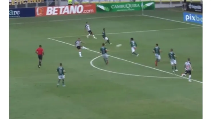 Edu Vargas sacó un misilazo desde fuera del área para darle un importante triunfo al Atlético Mineiro y el segundo goleador histórico de La Roja calibra la puntería para las Eliminatorias.