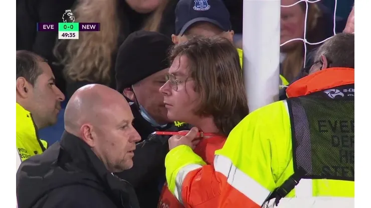 Una protesta muy rara se vivió en el partido entre Everton y Newcastle.