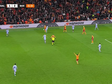 Vergüenza: Hinchas de Galatasary le lanzan de todo a Alba