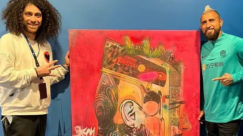 Vidal recibió un cuadro donde sale con su corona