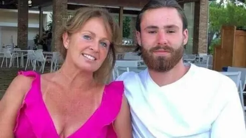 La madre del goleador anda de visita en Chile.