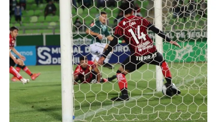 Todo esto entró el balón pero no lo vio el árbitro Reniero Alvarado, en una jornada fatídica para Santiago Wanderers