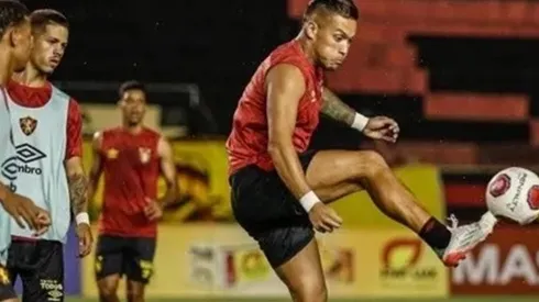 El chileno se matriculó con un hattrick.