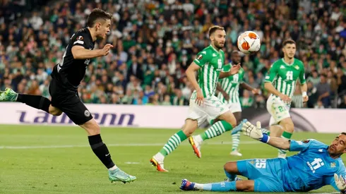 Claudio Bravo se lució en el partido de ida entre Betis y Frankfurt.