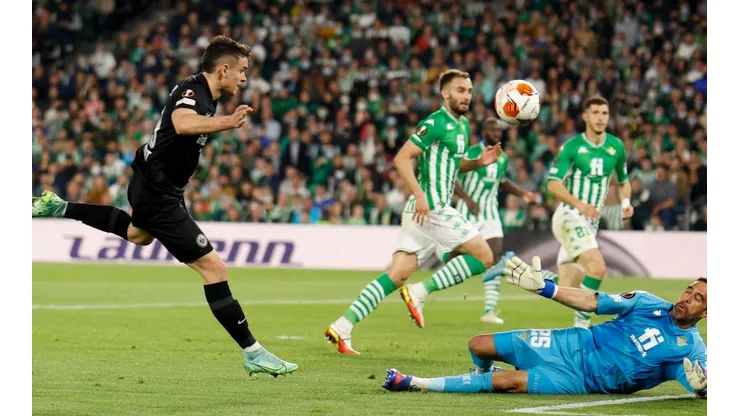Claudio Bravo se lució en el partido de ida entre Betis y Frankfurt.