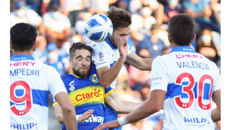 Lucas Melano apenas suma dos partidos en la UC desde que arribó