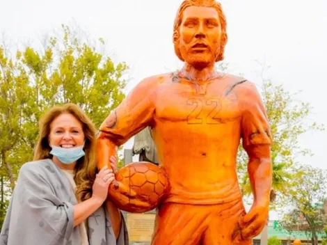 Mamá de Ben hasta las lágrimas con estatua