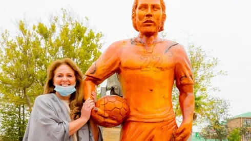 Andrea Díaz posó junto a la estatua dedicada a Ben Brereton, su hijo