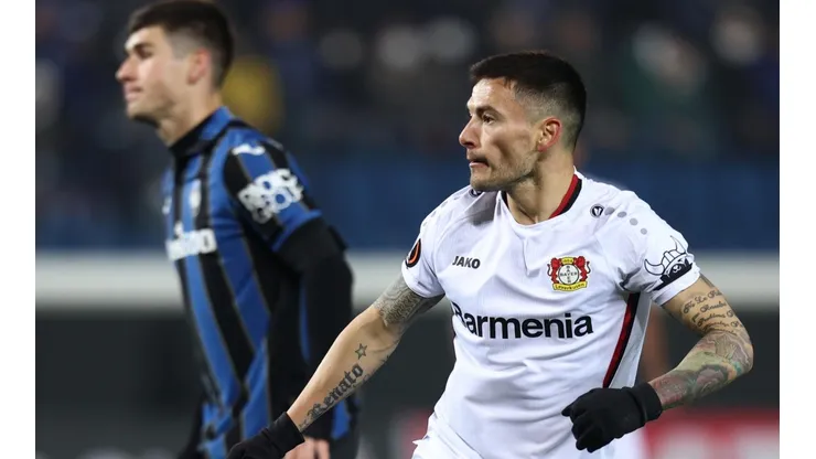 Charles Aránguiz anotó un gol en la ida ante Atalanta.