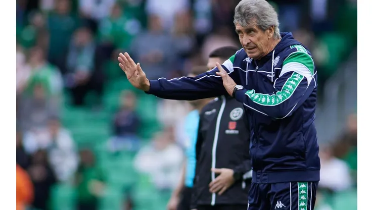 El Ingeniero volvió a celebrar tras cinco partidos sin victorias y desde la prensa española destacaron la vestimenta del técnico chileno en la banca verdiblanca, la cual le ha traído un buen porcentaje de triunfos.
