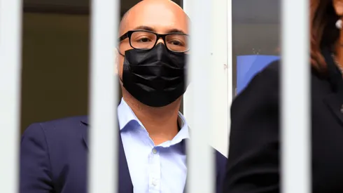 Nicolás López saliendo del Tribunal Oral de Viña del Mar.