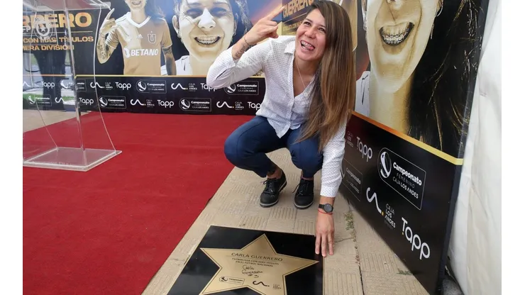 Histórica: La Jefa recibe estrella en el Paseo de la Fama del fútbol chileno