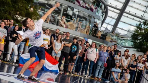 Una simple hoja de papel te puede dar el pasaje con todos los gastos pagados hasta Austria para el Red Bull Paper Wings.