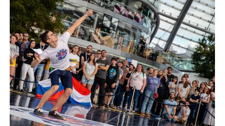 Una simple hoja de papel te puede dar el pasaje con todos los gastos pagados hasta Austria para el Red Bull Paper Wings.