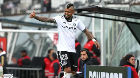 Arturo Vidal se sube al avión de Colo Colo rumbo a Colombia para enfrentar a Junior en Copa Libertadores.
