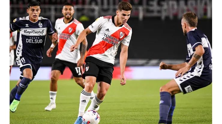 Paulo Díaz (al fondo) fue titular y figura en la victoria de River Plate