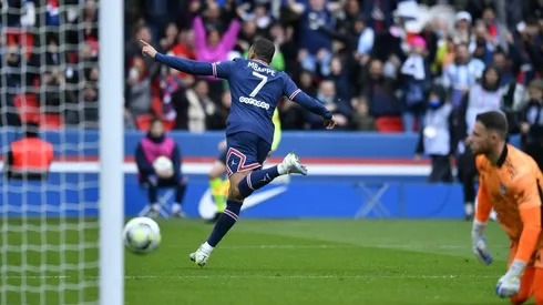 Kylian Mbappé abrió la cuenta para el PSG ante Burdeos.