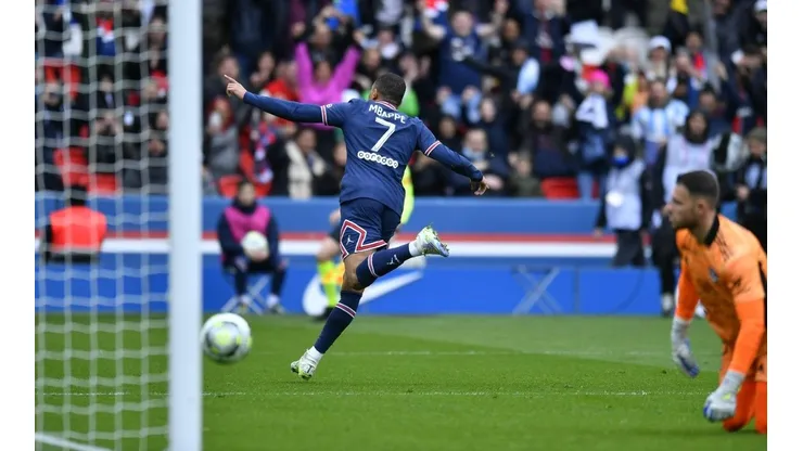 Kylian Mbappé abrió la cuenta para el PSG ante Burdeos.