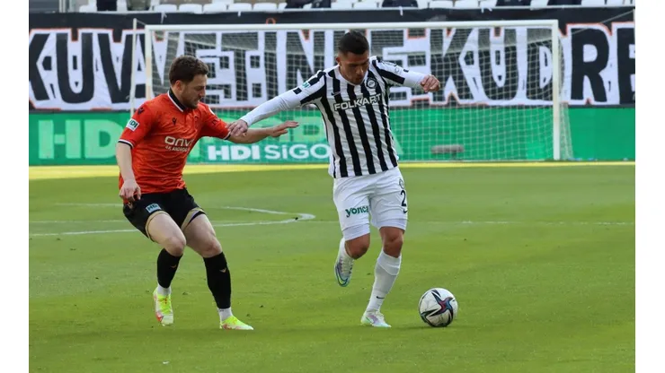 César Pinares estuvo 76 minutos en cancha en la victoria en la Superliga de Turquía