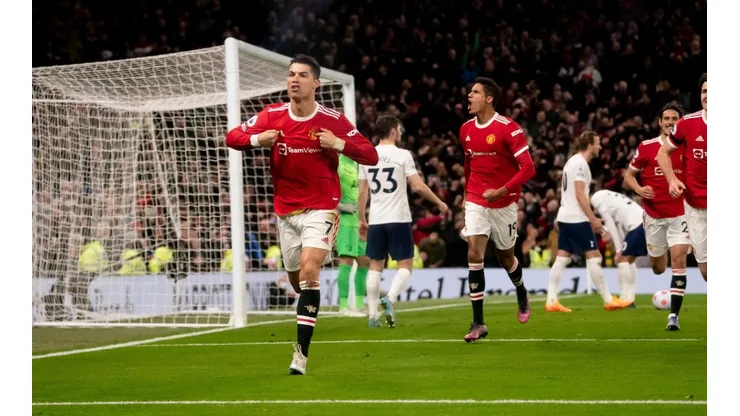 Cristiano Ronaldo anotó un triplete y le dio un importantísimo triunfo al Manchester United por la Premier League.