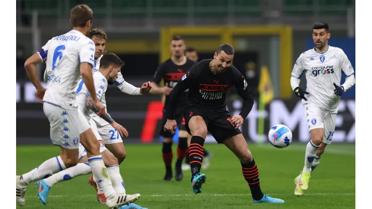 Milan llegó a 63 puntos en la Serie A y es el líder exclusivo por ahora, ya que el Inter de Alexis Sánchez y Arturo Vidal tiene dos partidos menos y podría pasarlos.