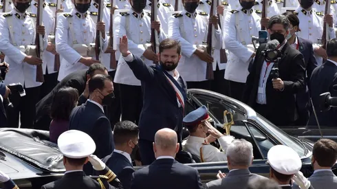 El nuevo Presidente de Chile, Gabriel Boric, deja el Congreso Nacional en el vehículo presidencial, Ford Galaxie, luego del cambio de mando.