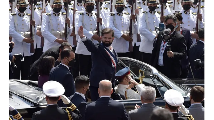 El nuevo Presidente de Chile, Gabriel Boric, deja el Congreso Nacional en el vehículo presidencial, Ford Galaxie, luego del cambio de mando.