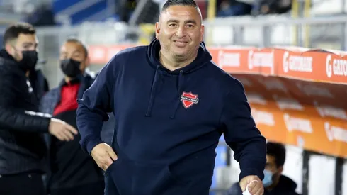 El entrenador del actual líder del Campeonato Nacional sacó la voz para explicar su cercanía con los jugadores y también dejó en claro que no deja que los dirigentes chillanejos intervengan en sus decisiones.