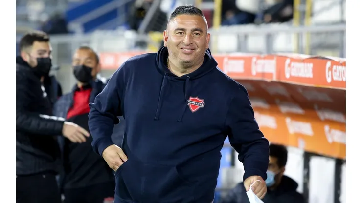 El entrenador del actual líder del Campeonato Nacional sacó la voz para explicar su cercanía con los jugadores y también dejó en claro que no deja que los dirigentes chillanejos intervengan en sus decisiones.