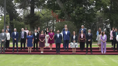Gabriel Boric se toma la fotografía oficial con Ministros