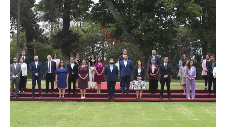 Gabriel Boric se toma la fotografía oficial con Ministros