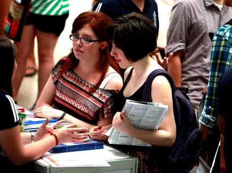 ¿Cómo puedo saber si recibí la Beca BAES y dónde puedo ver mi saldo?